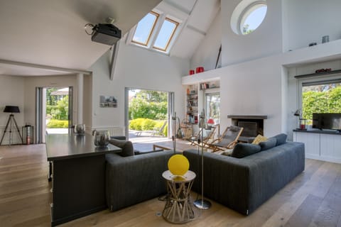 Oculus & Light Apartment in Brittany