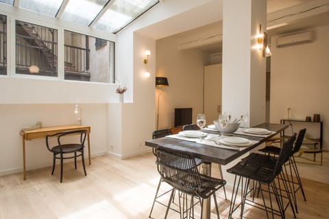 Glass Act Apartment in Toulouse