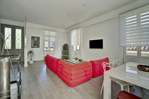 A Drop of Red Apartment in Bordeaux