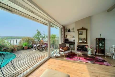 A Glass with a View  Apartment in Bordeaux