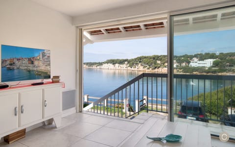 Sublime Shorelines Apartment in Sanary-sur-Mer