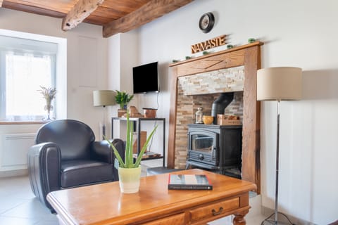 Green Postbox Apartment in Brittany