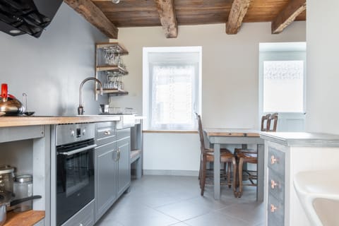 Green Postbox Apartment in Brittany