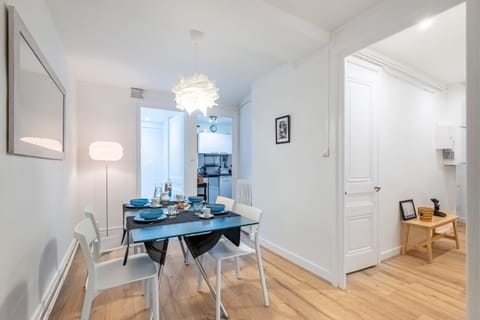 Ripples of White Apartment in Lyon