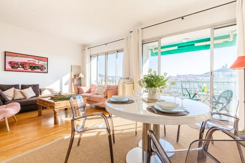 Two Points of View Apartment in Marseille