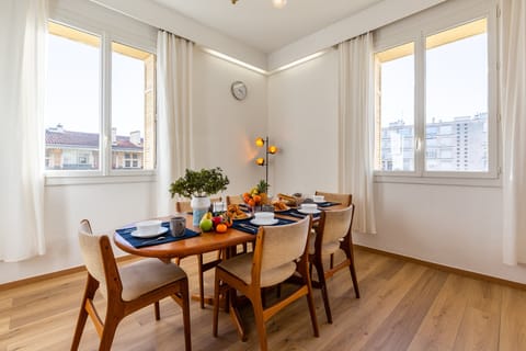 Mid-Century Marseille Apartment in Marseille