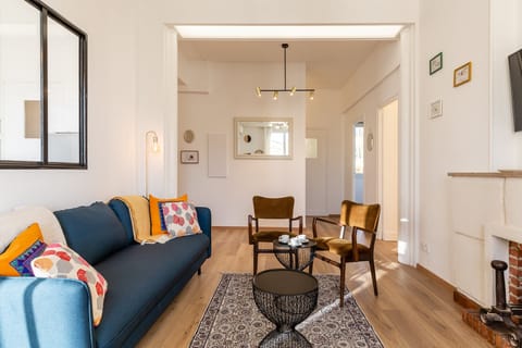 Mid-Century Marseille Apartment in Marseille