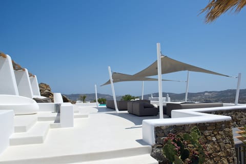 Cast in White Apartment in Mykonos, Mikonos 846 00, Greece