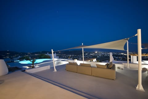 Cast in White Apartment in Mykonos, Mikonos 846 00, Greece