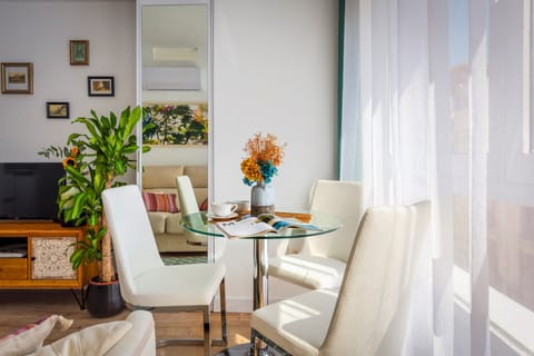 Bright & Bottle-Green Apartment in Granada