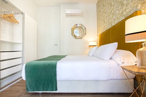 Gold & Green Apartment in Seville