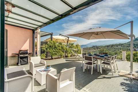 Moon in Blue Apartment in Massa Lubrense