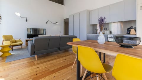 Yellow Linaria Apartment in Lisbon