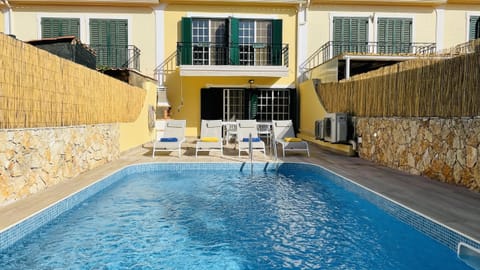 Mellow in Yellow Apartment in Olhos de Água