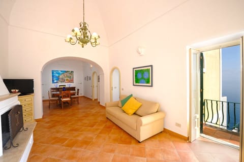 Vintage Vibrance Apartment in Praiano