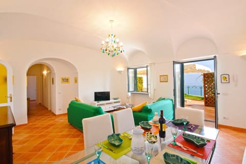 Vintage Vibrance Apartment in Praiano