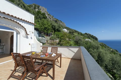 Paradise Pathways Apartment in Praiano