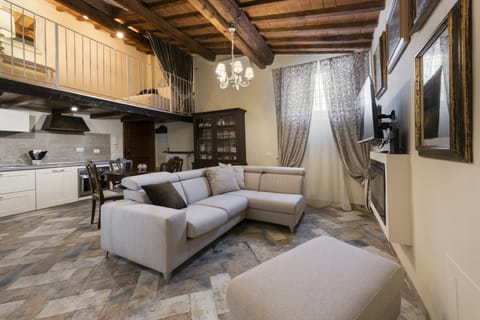 Tiles & Oak Apartment in Florence