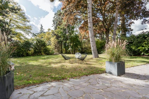 Silver & Black Apartment in Saint-Cloud