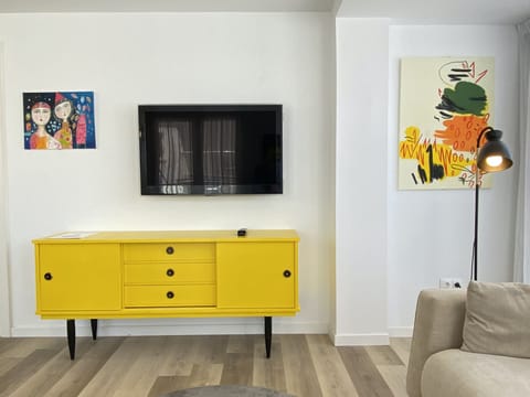 Lemon Abstract Apartment in Nerja