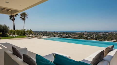 Well Above Par Apartment in Marbella