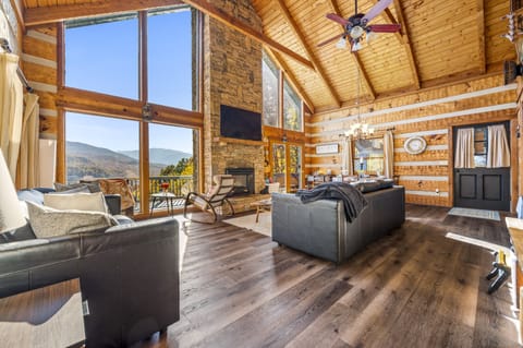 Black Bear Chalet Cabin in Pittman Center