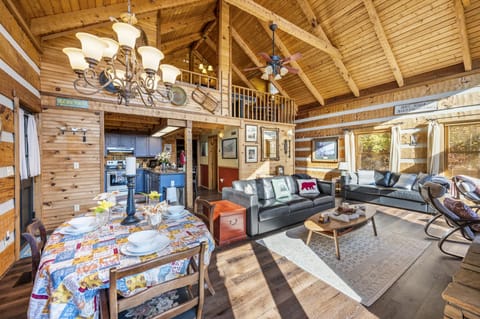 Black Bear Chalet Cabin in Pittman Center