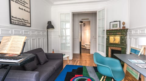 Fifteen Minutes of Fame Condo in Paris