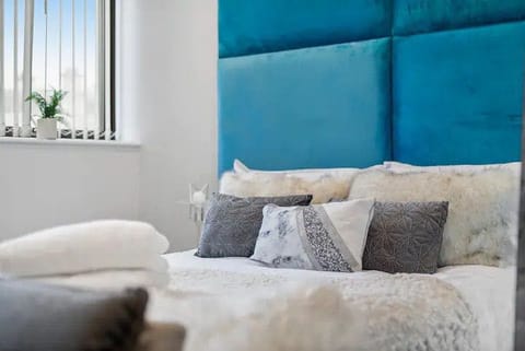 Turquoise Nights Apartment in Maidstone