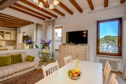 Lakeside Heights Apartment in Desenzano del Garda