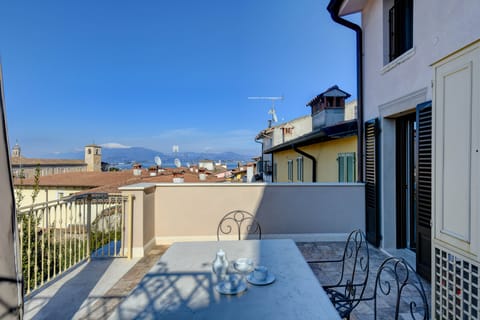 Lake Garda's Embrace Apartment in Desenzano del Garda