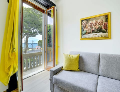 Sunshine Square Apartment in Desenzano del Garda