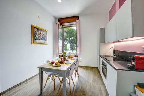 Lakeshore Tulips Apartment in Desenzano del Garda