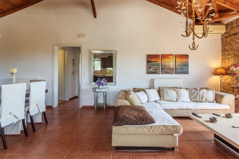 Strawberry Moon Apartment in Messenia