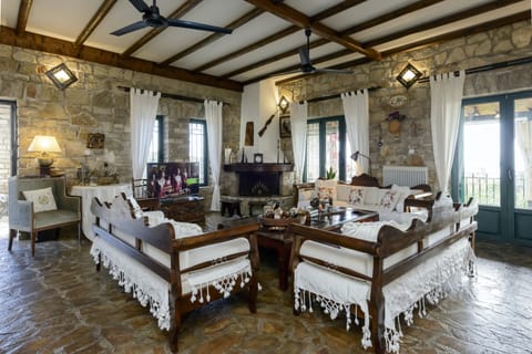 The Castle Garden Apartment in Messenia