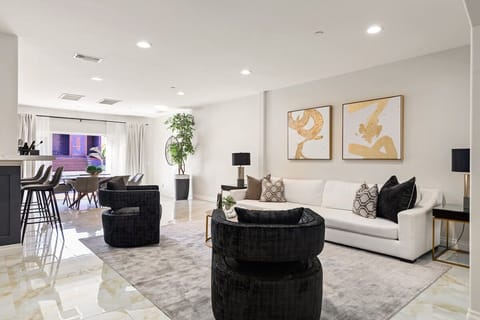 Seven Springs Apartment in Woodland Hills