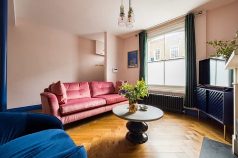 Flurry of Flora Apartment in London Borough of Hackney