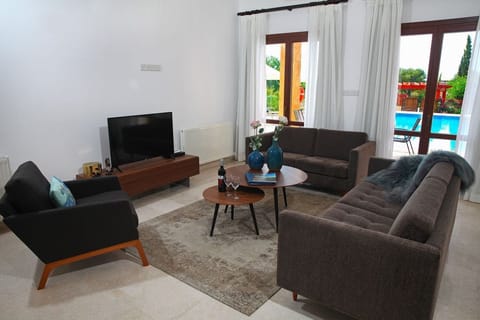 Sunset Bougainvillea Apartment in Kouklia