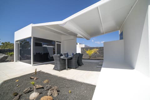 Basalt Bliss Apartment in Playa Blanca