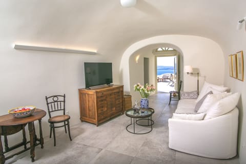 Bougainvillea on the Breeze Apartment in Oia