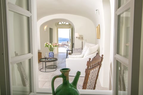 Bougainvillea on the Breeze Apartment in Oia