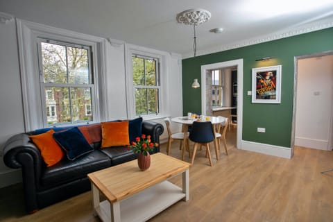 Rainy Day Romanticism  Apartment in Twickenham