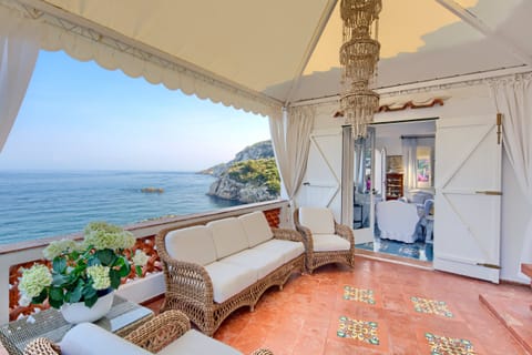 Seashells & Bougainvillea Apartment in Campania