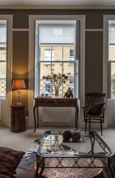 Georgian Velvet Apartment in Bath