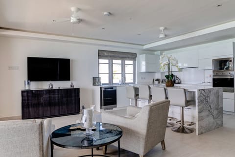 Luxe Lazy Days Apartment in Saint James