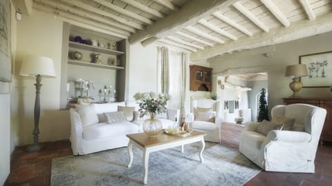 Chestnut Charm Apartment in Lucca