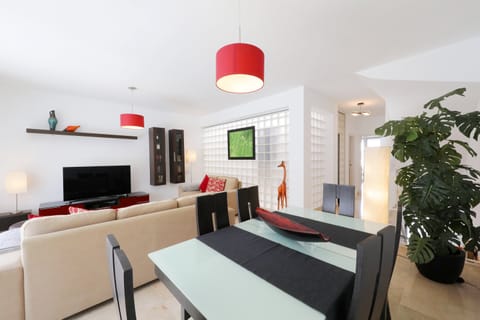 So Scarlet Apartment in Tavira