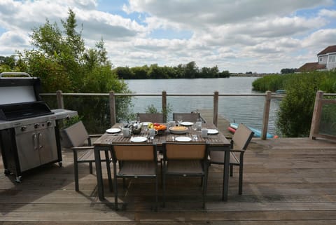 Lakeside Reflection Apartment in Cotswold District