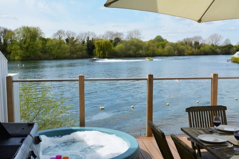 Lake Mirrors Apartment in Cotswold District