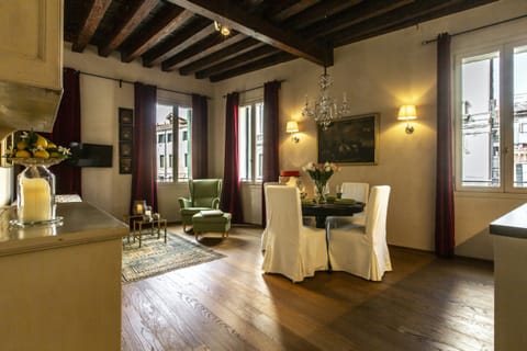 Oak & Ruby Apartment in Venice